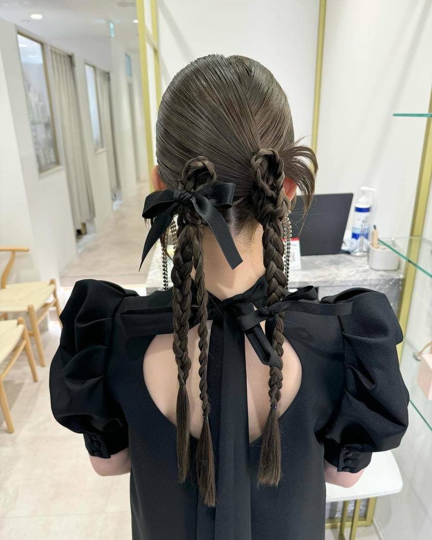 "40 Cute and Trendy Ribbon Hairstyles for Parties, Dates, and Fan Activities 🎀"にて紹介している画像