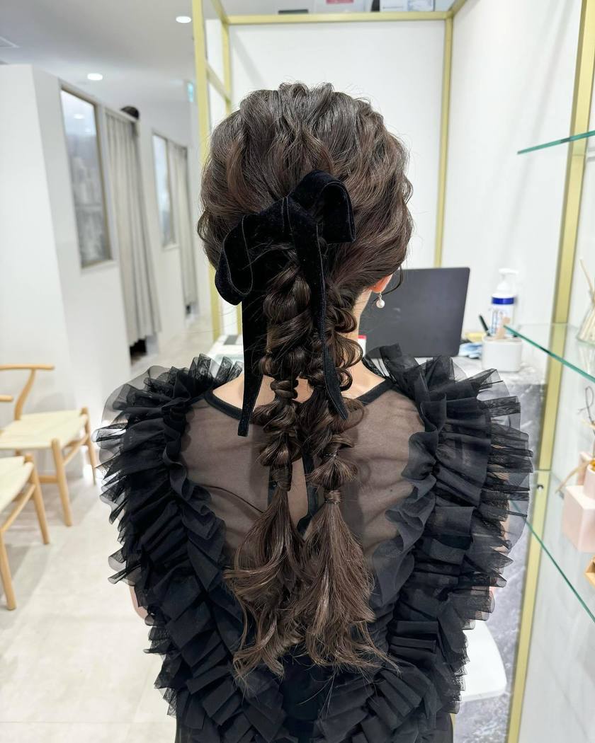 "40 Cute and Trendy Ribbon Hairstyles for Parties, Dates, and Fan Activities 🎀"にて紹介している画像