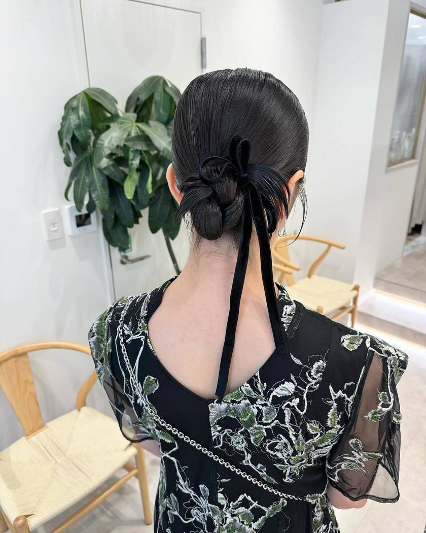 "40 Cute and Trendy Ribbon Hairstyles for Parties, Dates, and Fan Activities 🎀"にて紹介している画像