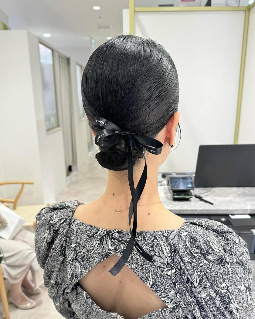 "40 Cute and Trendy Ribbon Hairstyles for Parties, Dates, and Fan Activities 🎀"にて紹介している画像