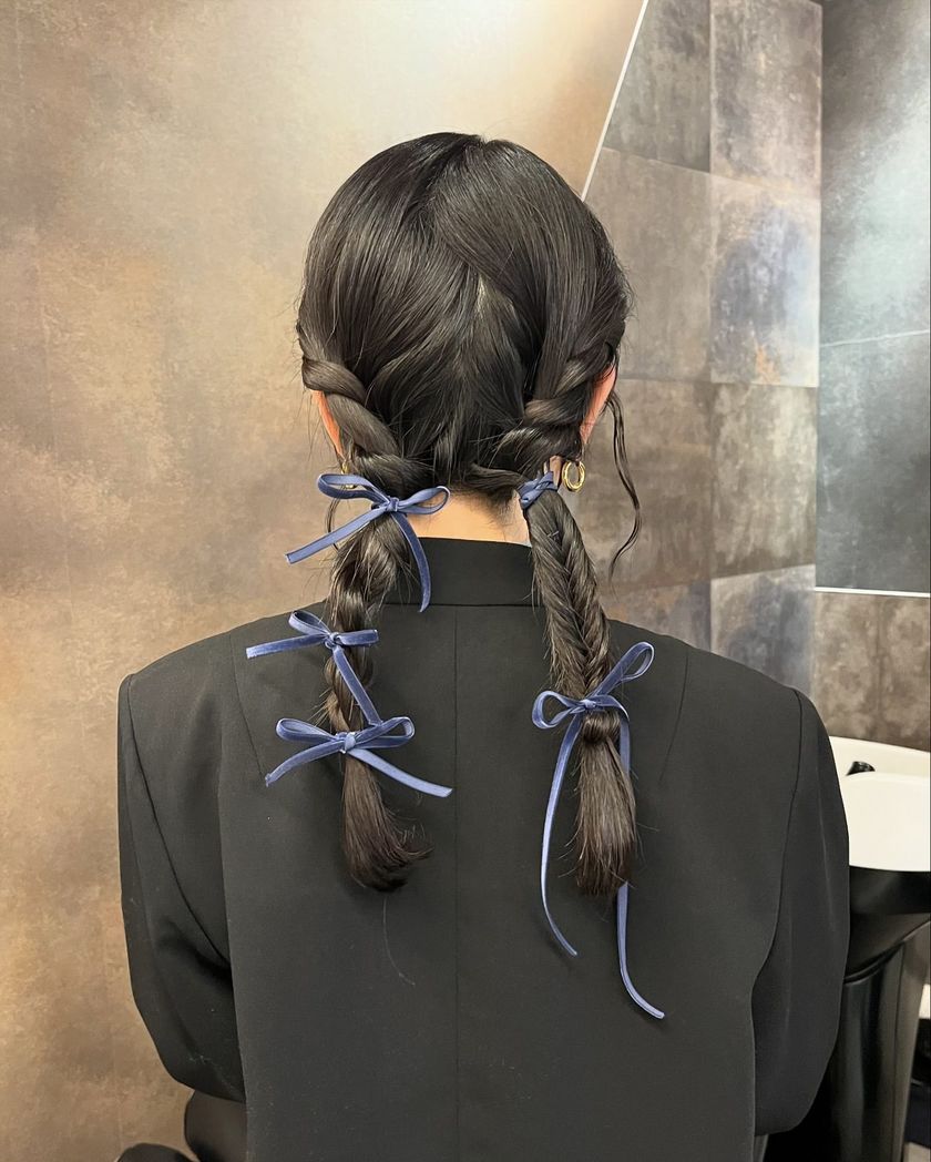 "40 Cute and Trendy Ribbon Hairstyles for Parties, Dates, and Fan Activities 🎀"にて紹介している画像