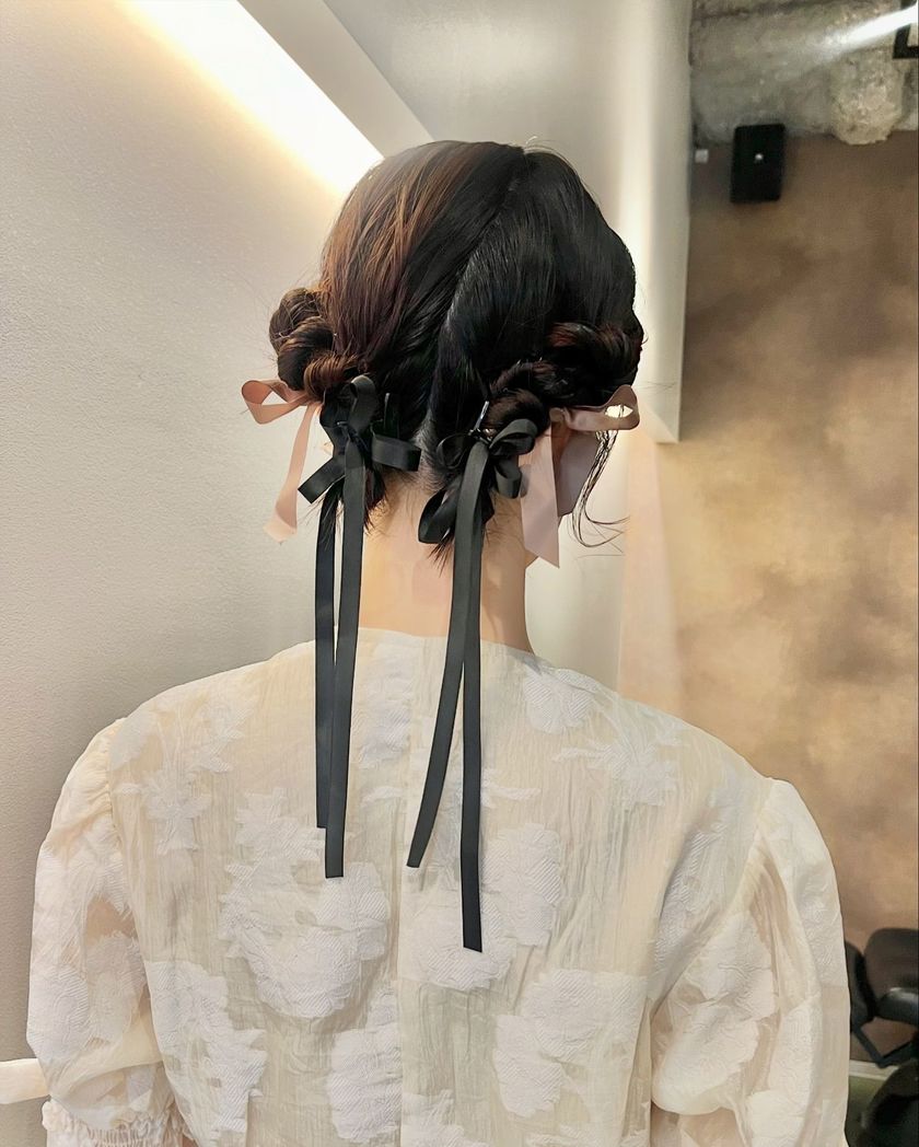 "40 Cute and Trendy Ribbon Hairstyles for Parties, Dates, and Fan Activities 🎀"にて紹介している画像