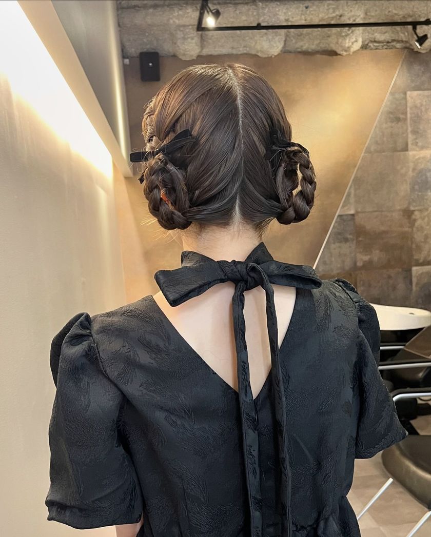 "40 Cute and Trendy Ribbon Hairstyles for Parties, Dates, and Fan Activities 🎀"にて紹介している画像