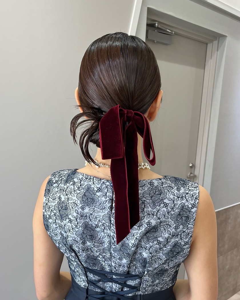 "40 Cute and Trendy Ribbon Hairstyles for Parties, Dates, and Fan Activities 🎀"にて紹介している画像