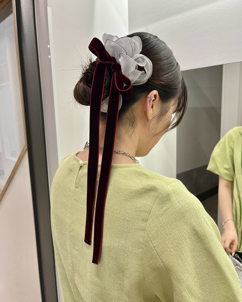 "40 Cute and Trendy Ribbon Hairstyles for Parties, Dates, and Fan Activities 🎀"にて紹介している画像