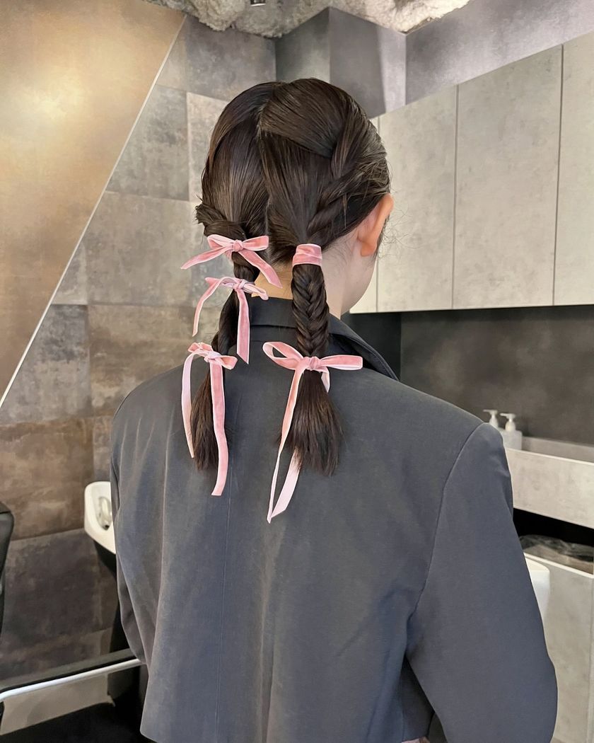 "40 Cute and Trendy Ribbon Hairstyles for Parties, Dates, and Fan Activities 🎀"にて紹介している画像