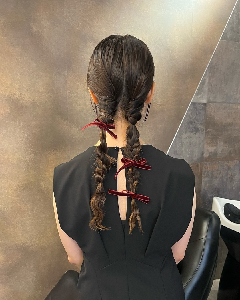 "40 Cute and Trendy Ribbon Hairstyles for Parties, Dates, and Fan Activities 🎀"にて紹介している画像