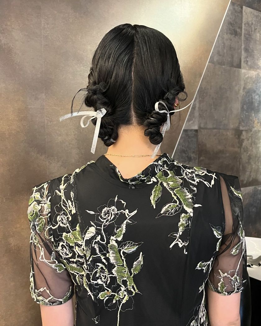 "40 Cute and Trendy Ribbon Hairstyles for Parties, Dates, and Fan Activities 🎀"にて紹介している画像