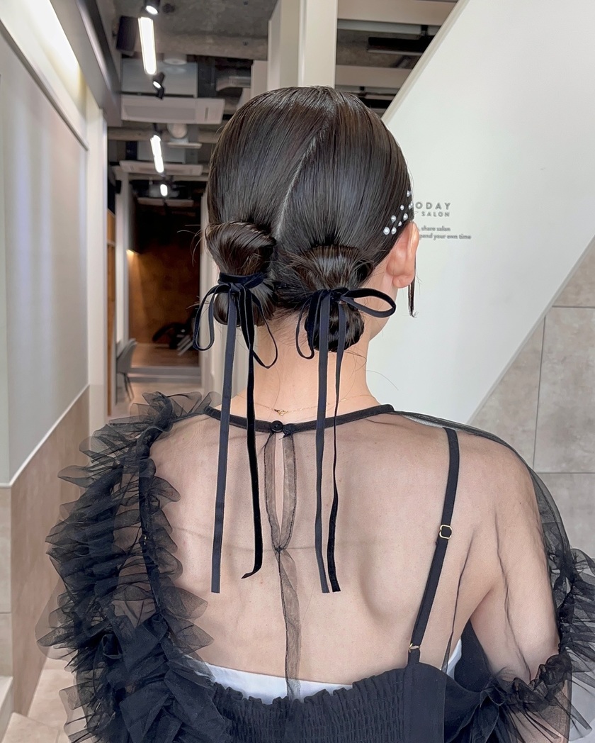 "40 Cute and Trendy Ribbon Hairstyles for Parties, Dates, and Fan Activities 🎀"にて紹介している画像