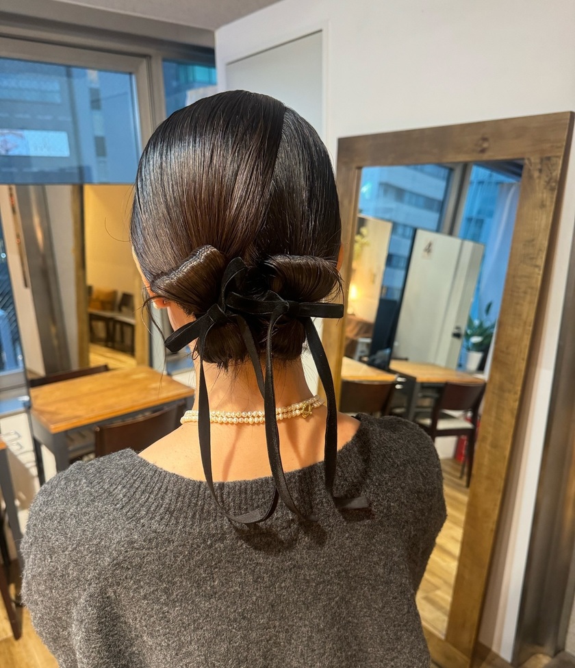 "40 Cute and Trendy Ribbon Hairstyles for Parties, Dates, and Fan Activities 🎀"にて紹介している画像