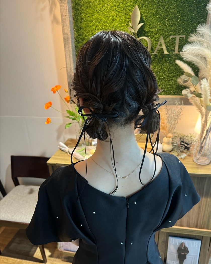 "40 Cute and Trendy Ribbon Hairstyles for Parties, Dates, and Fan Activities 🎀"にて紹介している画像