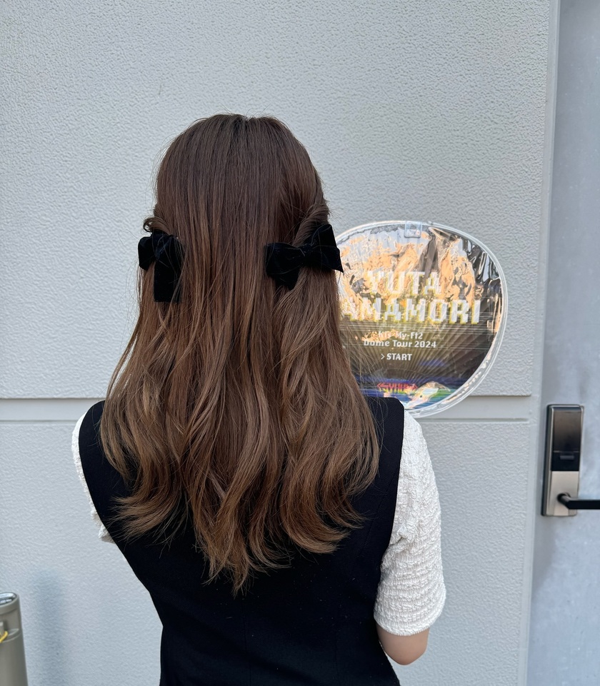 "40 Cute and Trendy Ribbon Hairstyles for Parties, Dates, and Fan Activities 🎀"にて紹介している画像