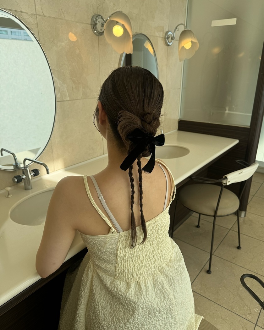 "40 Cute and Trendy Ribbon Hairstyles for Parties, Dates, and Fan Activities 🎀"にて紹介している画像