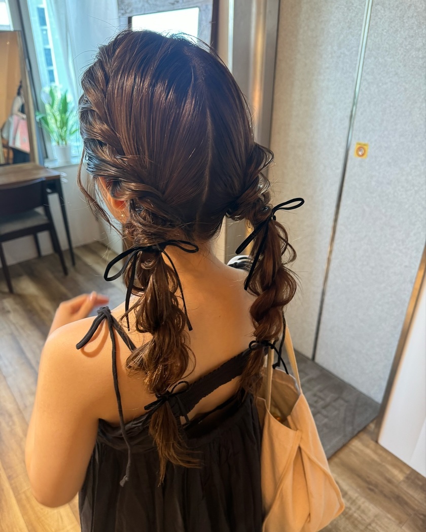 "40 Cute and Trendy Ribbon Hairstyles for Parties, Dates, and Fan Activities 🎀"にて紹介している画像