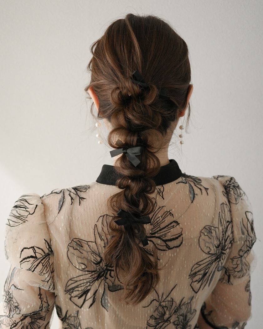 "40 Cute and Trendy Ribbon Hairstyles for Parties, Dates, and Fan Activities 🎀"にて紹介している画像