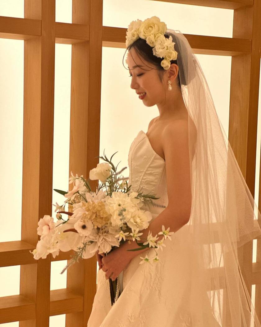 ボリューミーで可愛い🤍大輪のお花を使ったフラワーカチューシャが新しくて流行りそう＊にて紹介している画像