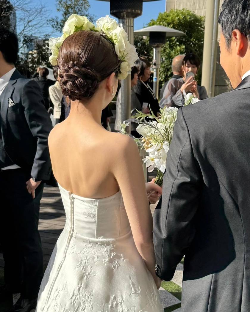 ボリューミーで可愛い🤍大輪のお花を使ったフラワーカチューシャが新しくて流行りそう＊にて紹介している画像