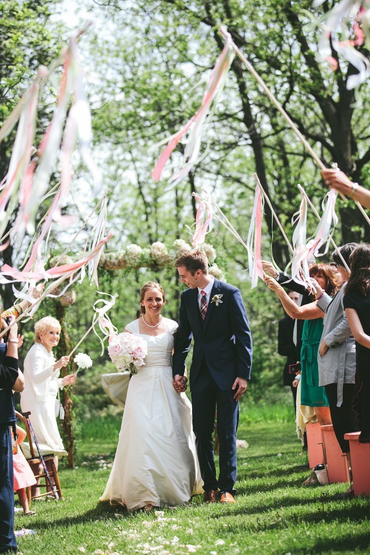Create a Charming Wedding with Ribbon Wands ♡ DIY Adorable Ribbon Sticks ♩にて紹介している画像
