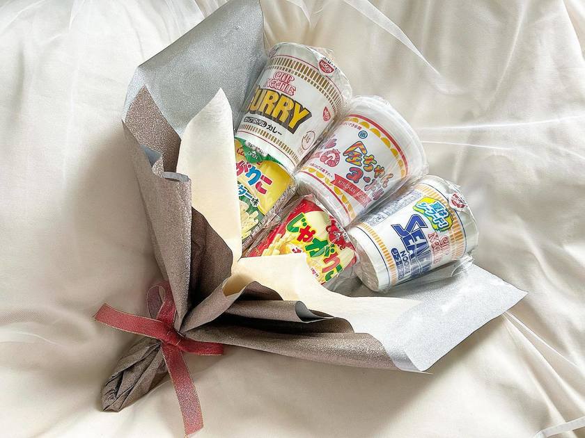 Incredible Impact 😂 The Idea of a Ramen Bouquet for the Groom's Toss Bouquet 🍜にて紹介している画像