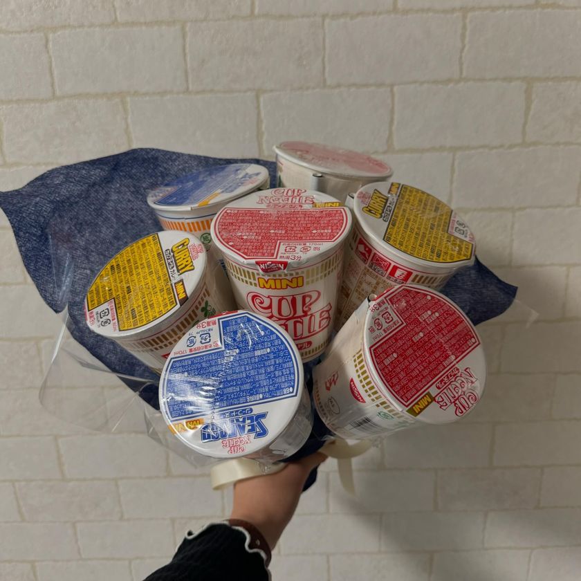 Incredible Impact 😂 The Idea of a Ramen Bouquet for the Groom's Toss Bouquet 🍜にて紹介している画像