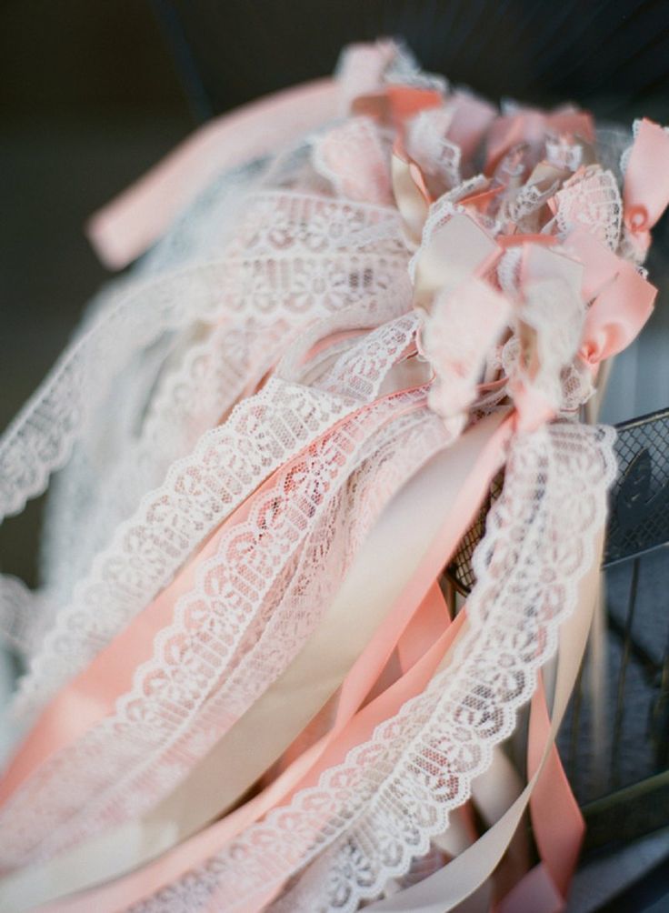 Create a Charming Wedding with Ribbon Wands ♡ DIY Adorable Ribbon Sticks ♩にて紹介している画像