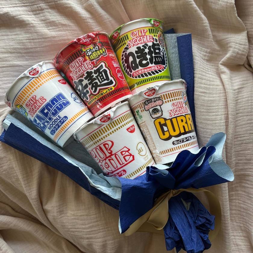 インパクトがすごい😂新郎のトス用ブーケをラーメンブーケにする