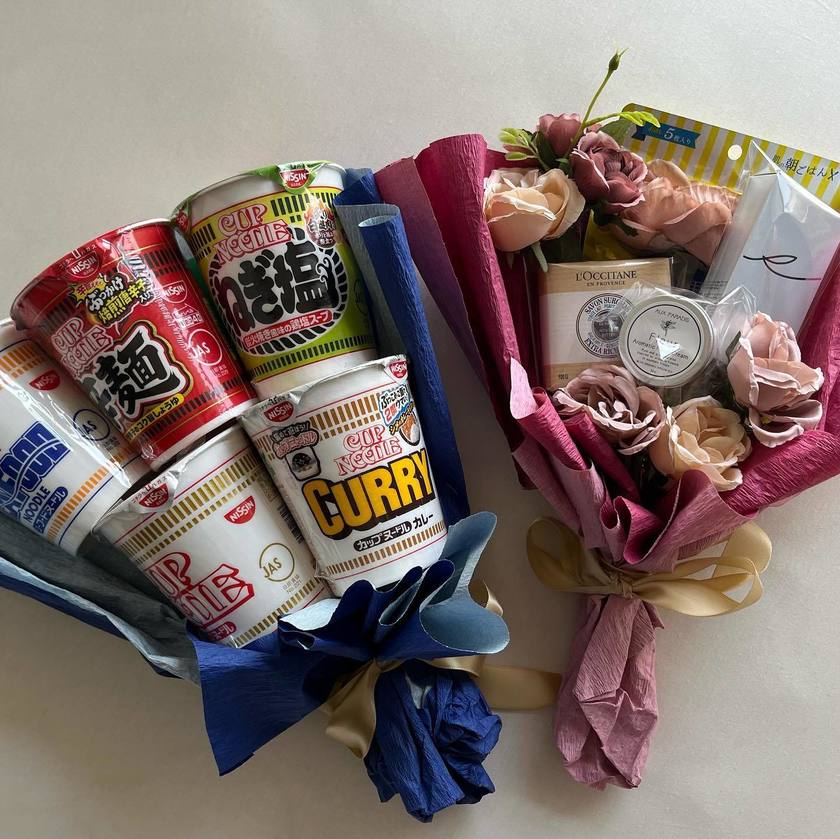 Incredible Impact 😂 The Idea of a Ramen Bouquet for the Groom's Toss Bouquet 🍜にて紹介している画像
