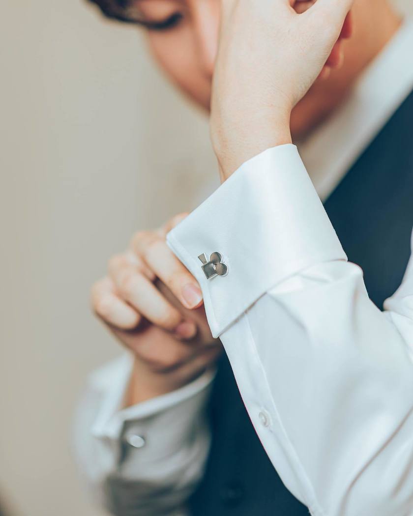 新郎ファッションのポイント🤵♂️シャツのカフスボタンにはこだわってる?【実例写真とおすすめのカフス】にて紹介している画像