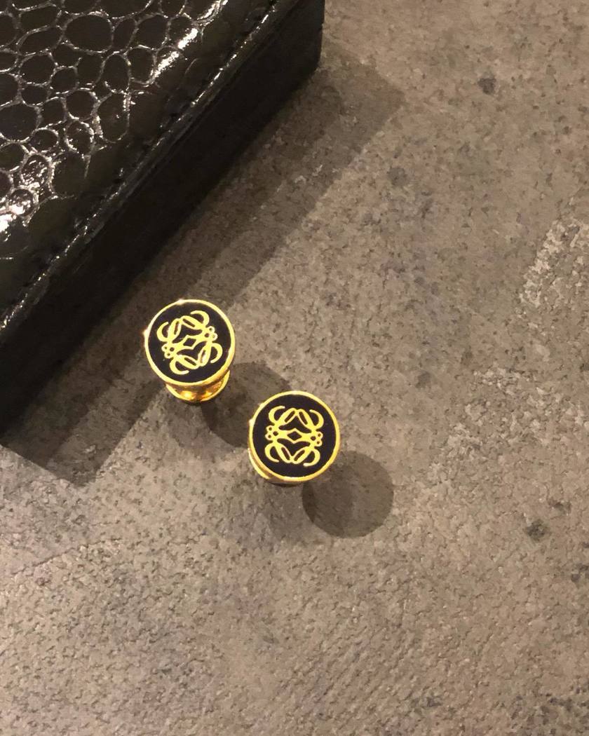 新郎ファッションのポイント🤵♂️シャツのカフスボタンにはこだわってる?【実例写真とおすすめのカフス】にて紹介している画像