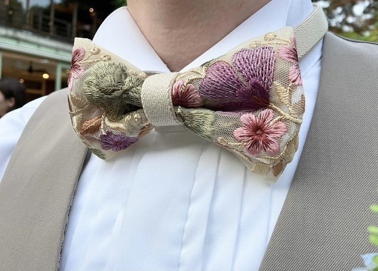 新郎ファッションのポイント🤵♂️シャツのカフスボタンにはこだわってる?【実例写真とおすすめのカフス】にて紹介している画像