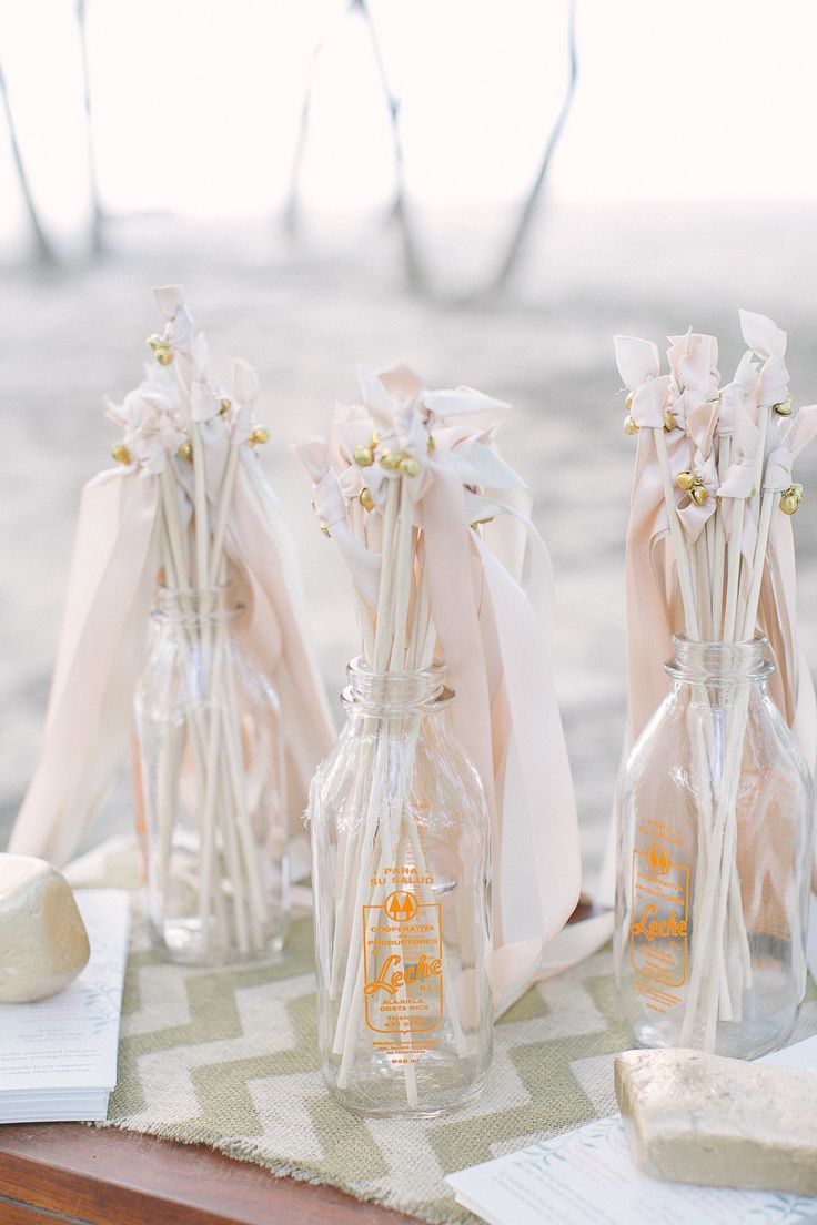 Create a Charming Wedding with Ribbon Wands ♡ DIY Adorable Ribbon Sticks ♩にて紹介している画像
