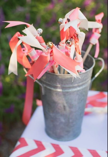 Create a Charming Wedding with Ribbon Wands ♡ DIY Adorable Ribbon Sticks ♩にて紹介している画像