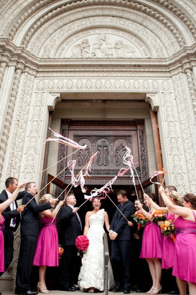 Create a Charming Wedding with Ribbon Wands ♡ DIY Adorable Ribbon Sticks ♩にて紹介している画像