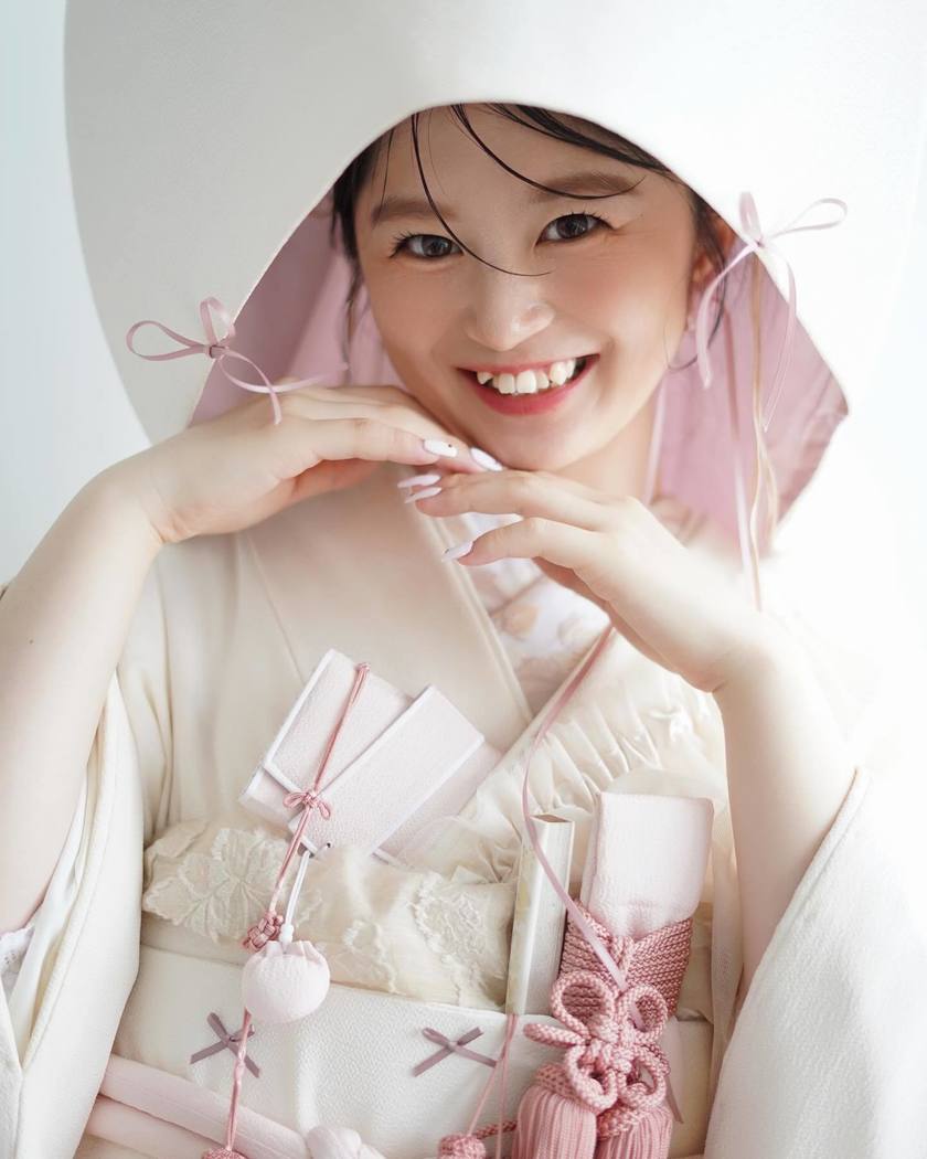 Trendy and Girly: Spotlight on the New White Kimono x Ribbon Coordination! 🎀にて紹介している画像