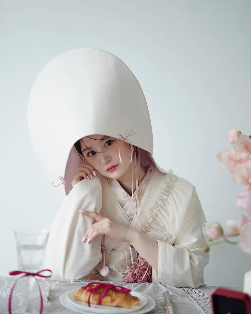 Trendy and Girly: Spotlight on the New White Kimono x Ribbon Coordination! 🎀にて紹介している画像