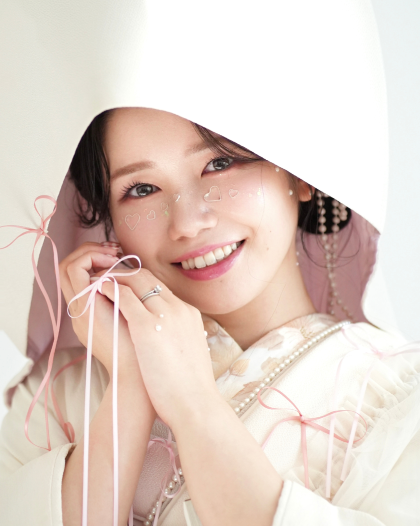 Trendy and Girly: Spotlight on the New White Kimono x Ribbon Coordination! 🎀にて紹介している画像