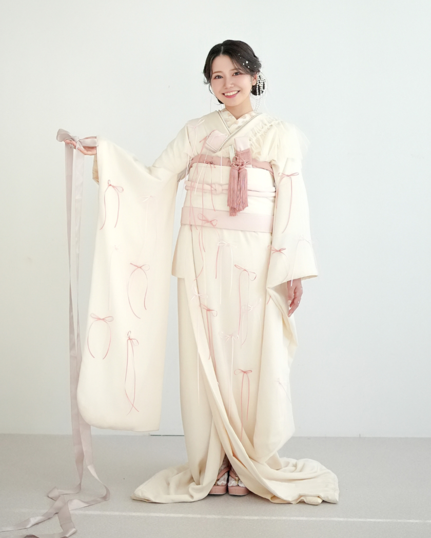 Trendy and Girly: Spotlight on the New White Kimono x Ribbon Coordination! 🎀にて紹介している画像