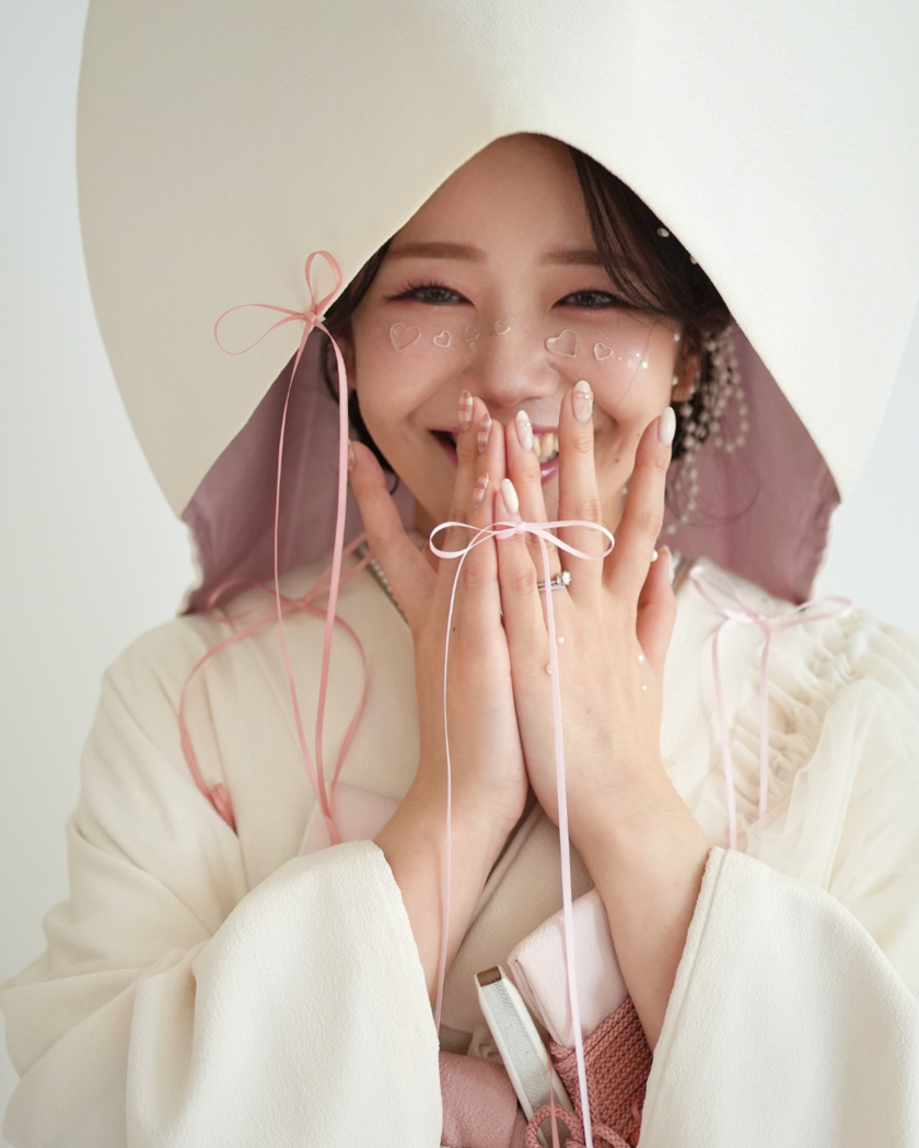 Trendy and Girly: Spotlight on the New White Kimono x Ribbon Coordination! 🎀にて紹介している画像