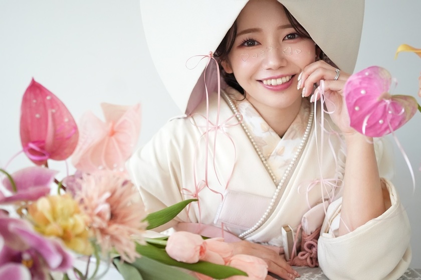 Trendy and Girly: Spotlight on the New White Kimono x Ribbon Coordination! 🎀にて紹介している画像