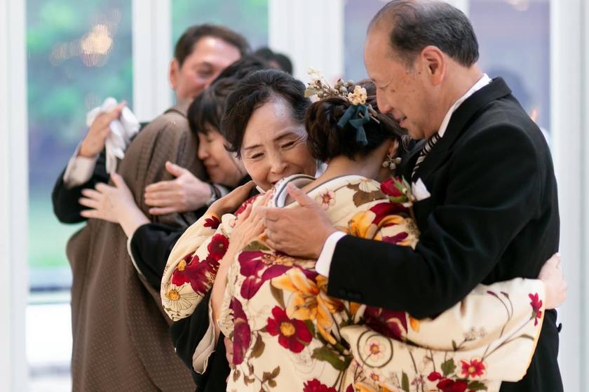 こんなサプライズしてもらいたい！両家両親からの激励と祝福の【ラストハグ】が感動的♡にて紹介している画像