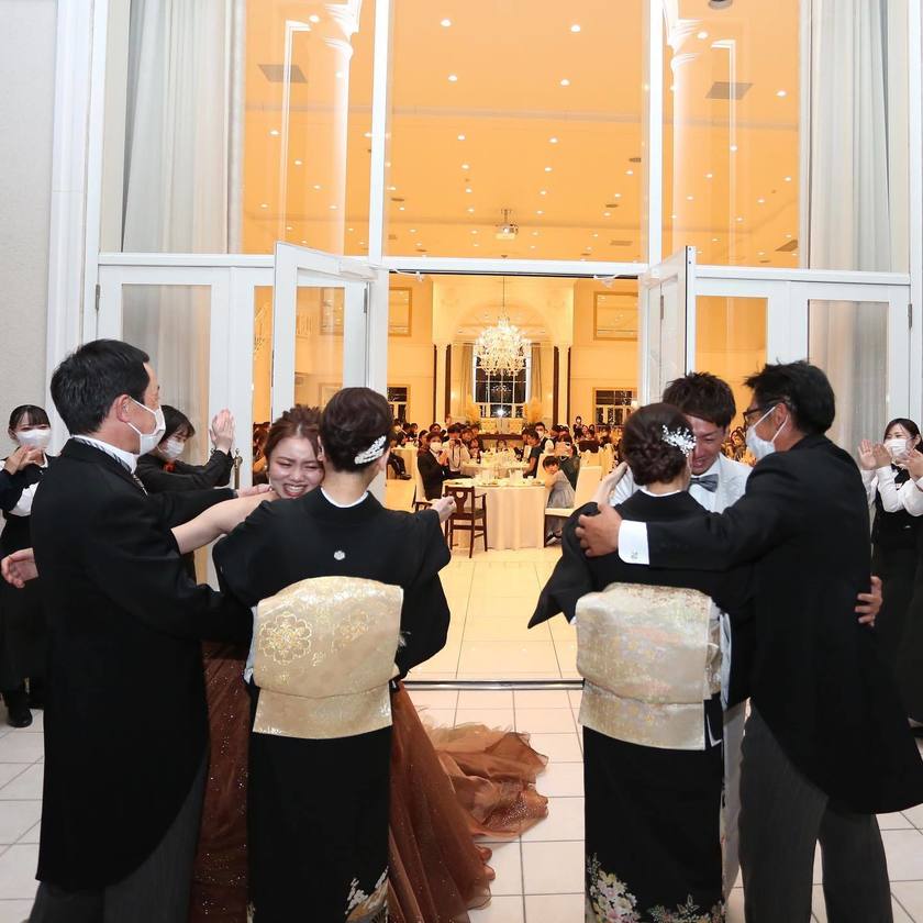 こんなサプライズしてもらいたい！両家両親からの激励と祝福の【ラストハグ】が感動的♡にて紹介している画像