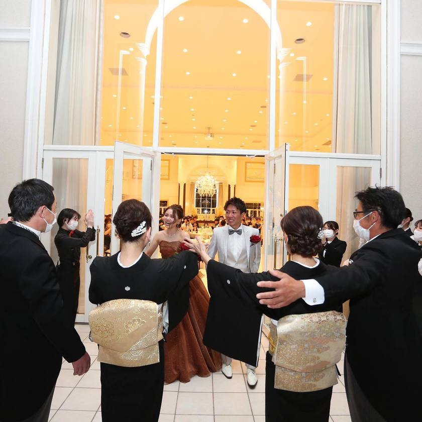 こんなサプライズしてもらいたい！両家両親からの激励と祝福の【ラストハグ】が感動的♡にて紹介している画像