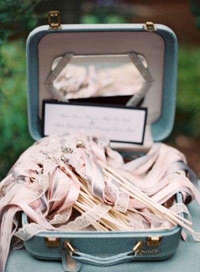 Create a Charming Wedding with Ribbon Wands ♡ DIY Adorable Ribbon Sticks ♩にて紹介している画像