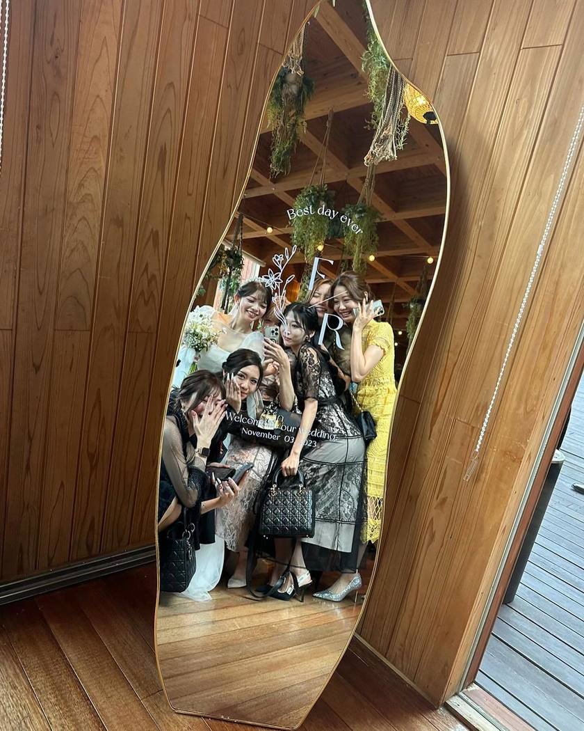 Stylish Brides: The Must-Have Full-Length Wave Mirror You Can Buy Here! ♡にて紹介している画像