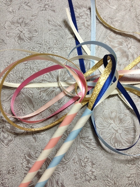 Create a Charming Wedding with Ribbon Wands ♡ DIY Adorable Ribbon Sticks ♩にて紹介している画像