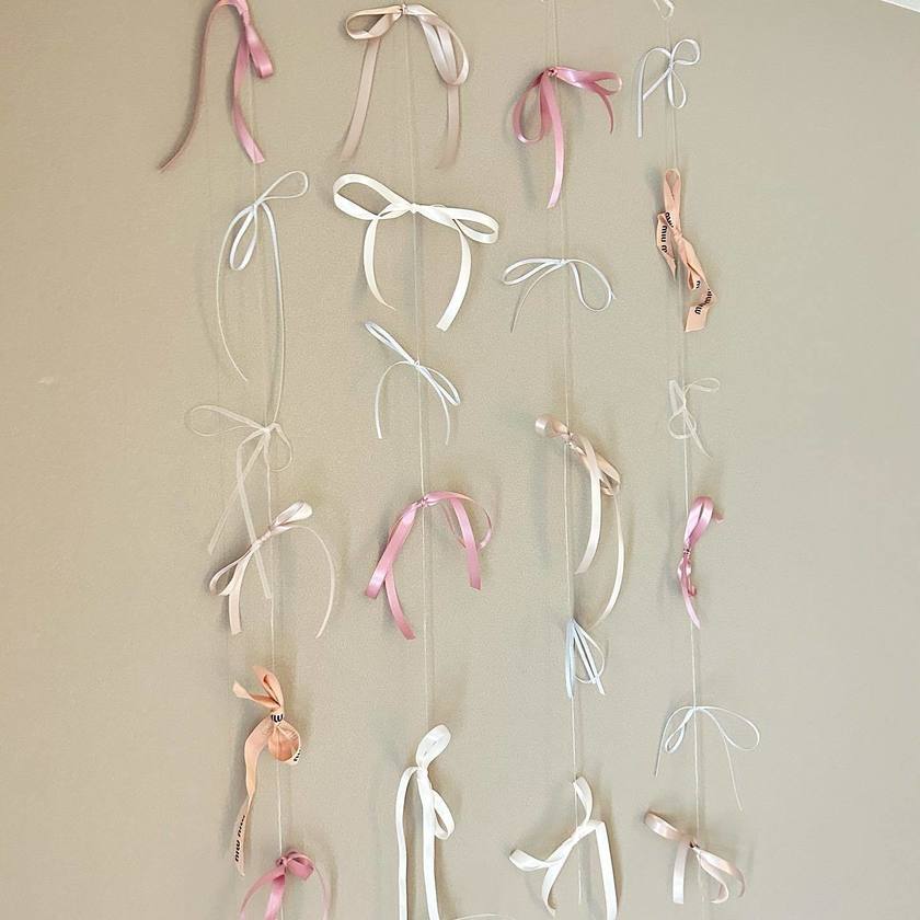 DIY Ribbon Curtains You Can Make Yourself: Trendy Ways to Use Them for Weddings and Recommended Ribbons to Create Them 🎀にて紹介している画像
