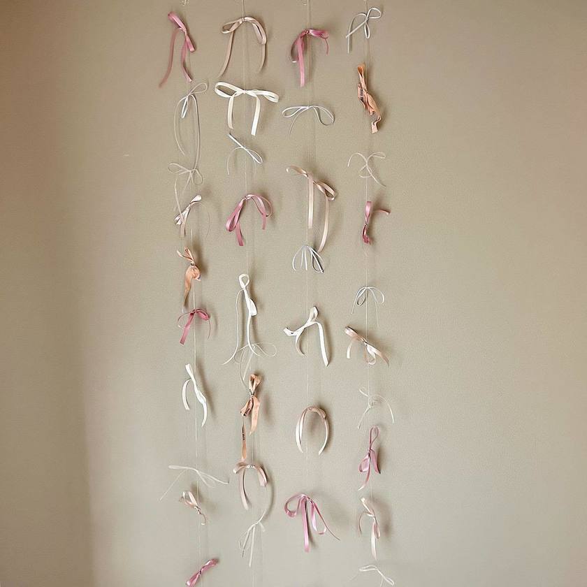 DIY Ribbon Curtains You Can Make Yourself: Trendy Ways to Use Them for Weddings and Recommended Ribbons to Create Them 🎀にて紹介している画像