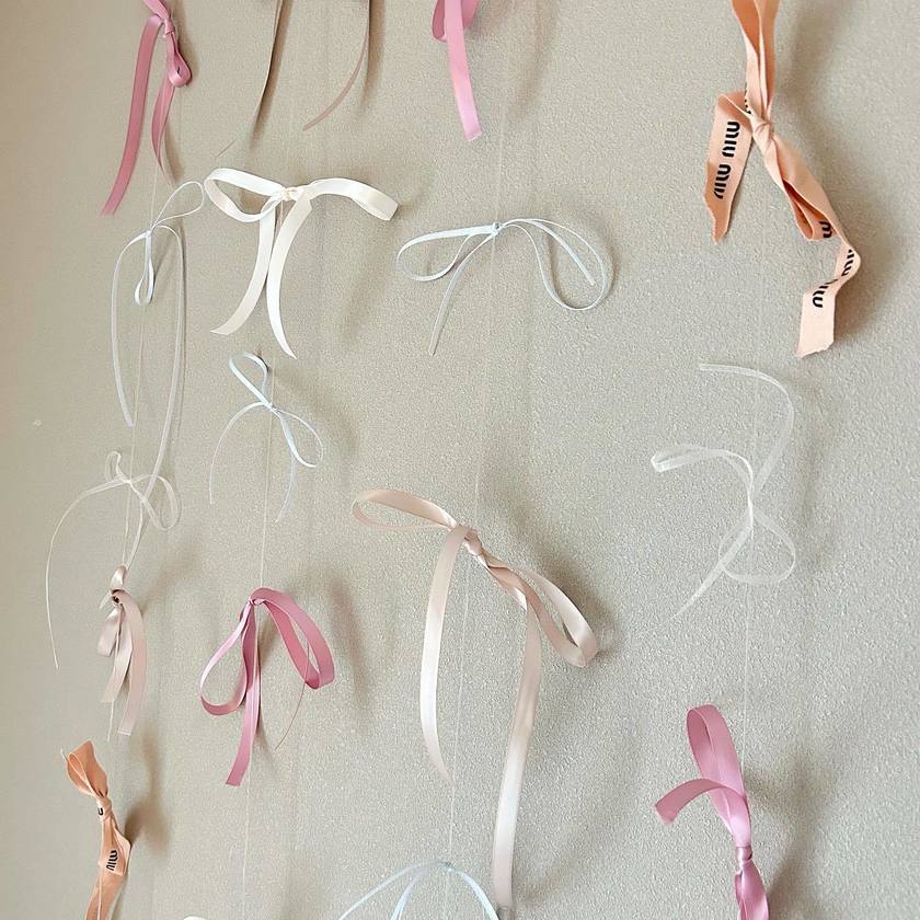 DIY Ribbon Curtains You Can Make Yourself: Trendy Ways to Use Them for Weddings and Recommended Ribbons to Create Them 🎀にて紹介している画像