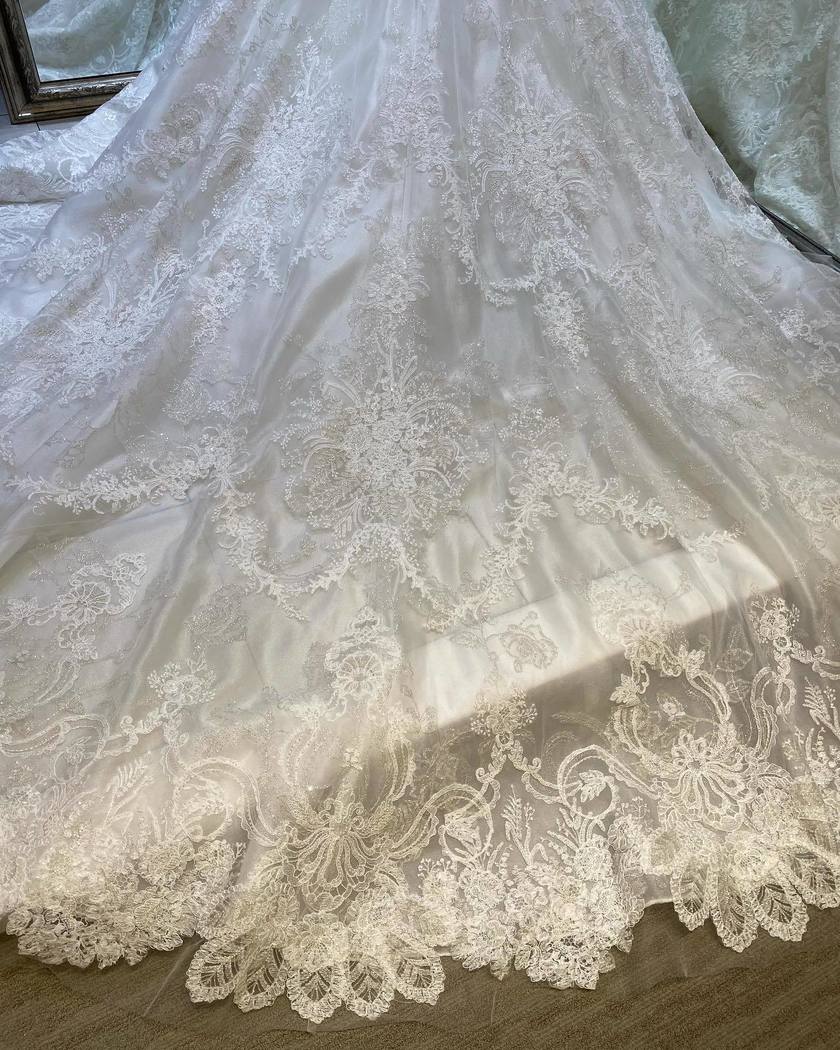 韓国ドレス好きにおすすめ🤍ヴィクトリアフランセスカHLD-00066着用のリアル花嫁さん特集にて紹介している画像