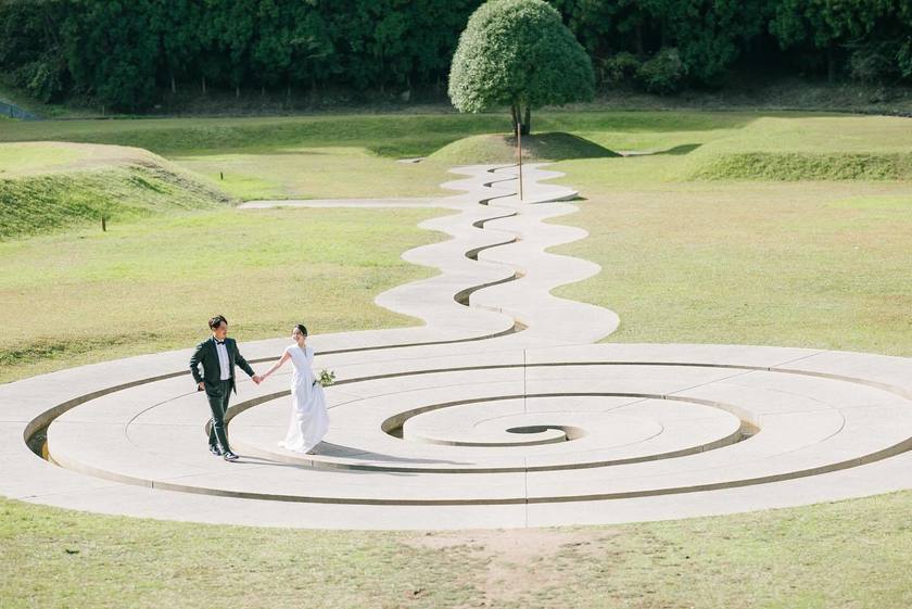 "Discover the Charm: Stunning Wedding Photos at Nara's Muro Mount Park Artistic Forest - Includes Usage Fees and Rules 🍃🎨"にて紹介している画像